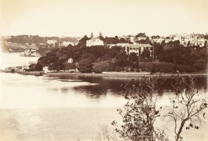 View looking east across Woolloomooloo Bay to Potts Point, with the mansion "Bomera" prominent, early 1870s.