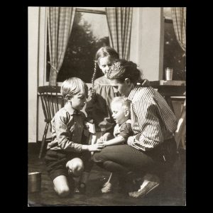 Barbara Blackman with Auguste, Christobel and Barnaby, London, 1964