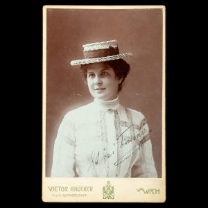 Gisela Timony, Viennese actress : signed portrait photograph, inscribed for opera librettist Emil Norini. Vienna, April 1903.